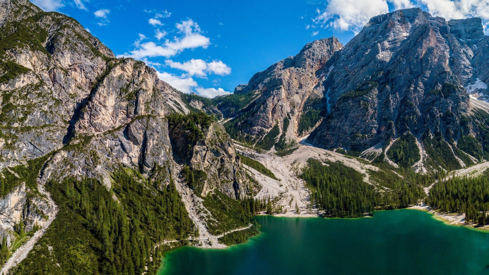 Vue aérienne du lac de Braies - Dolomites - Italie (2)