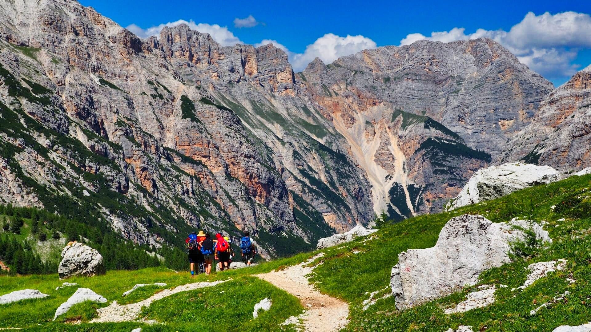 Randonneurs sous les parois des Dolomites - Vénétie - Italie © Thomas Praire