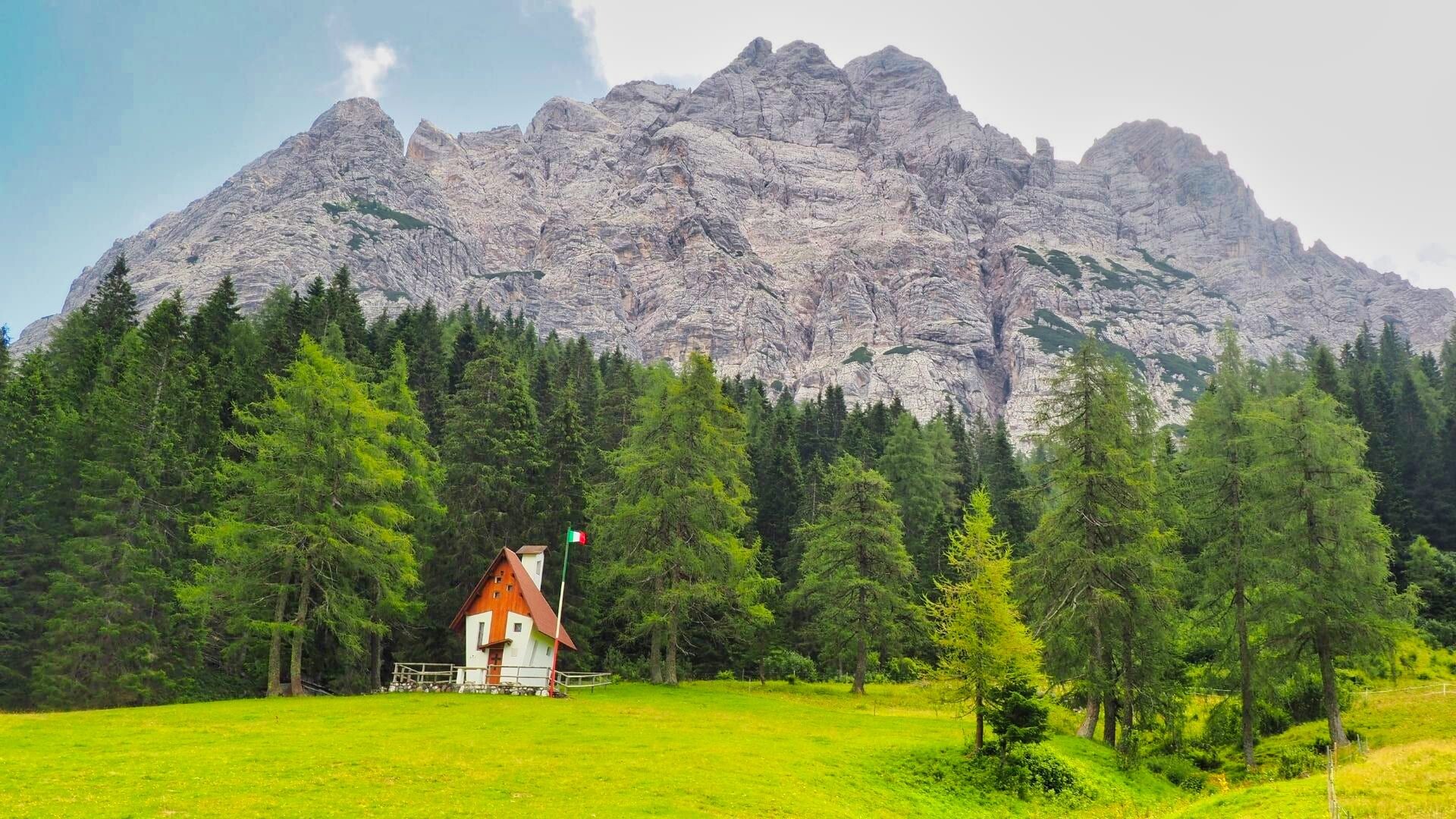 Chapelle sous le sommet du San Sebastiano - Dolomites - Italie © Thomas Praire