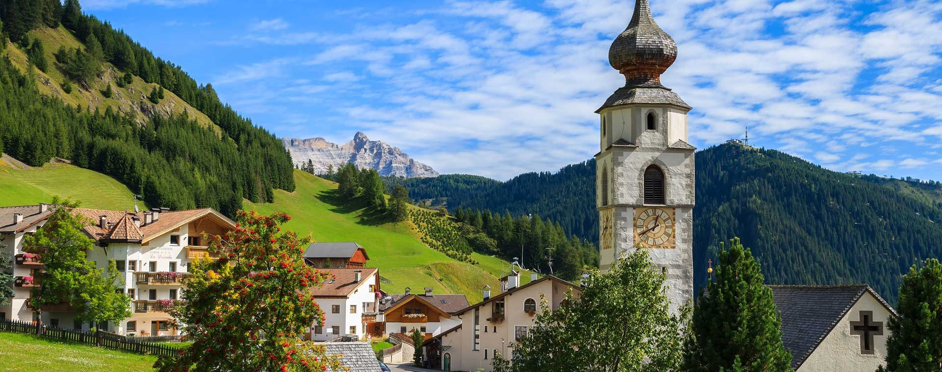 Clocher à bulbe et village de montagne - Dolomites - Italie © Pawel Kazmierczak