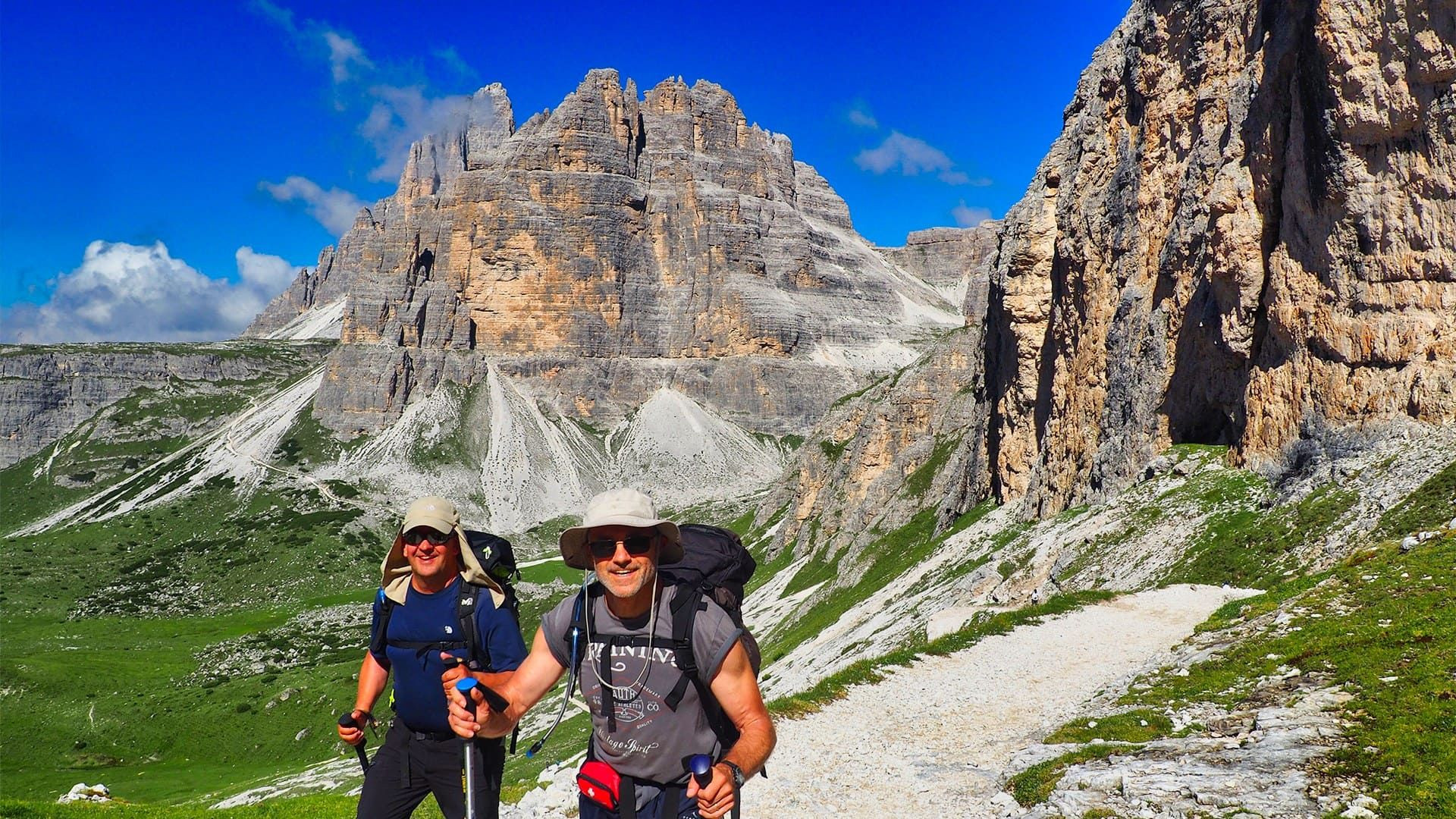 Randonneurs devant la Croda Passaporto - Dolomites - Italie © Thomas Praire