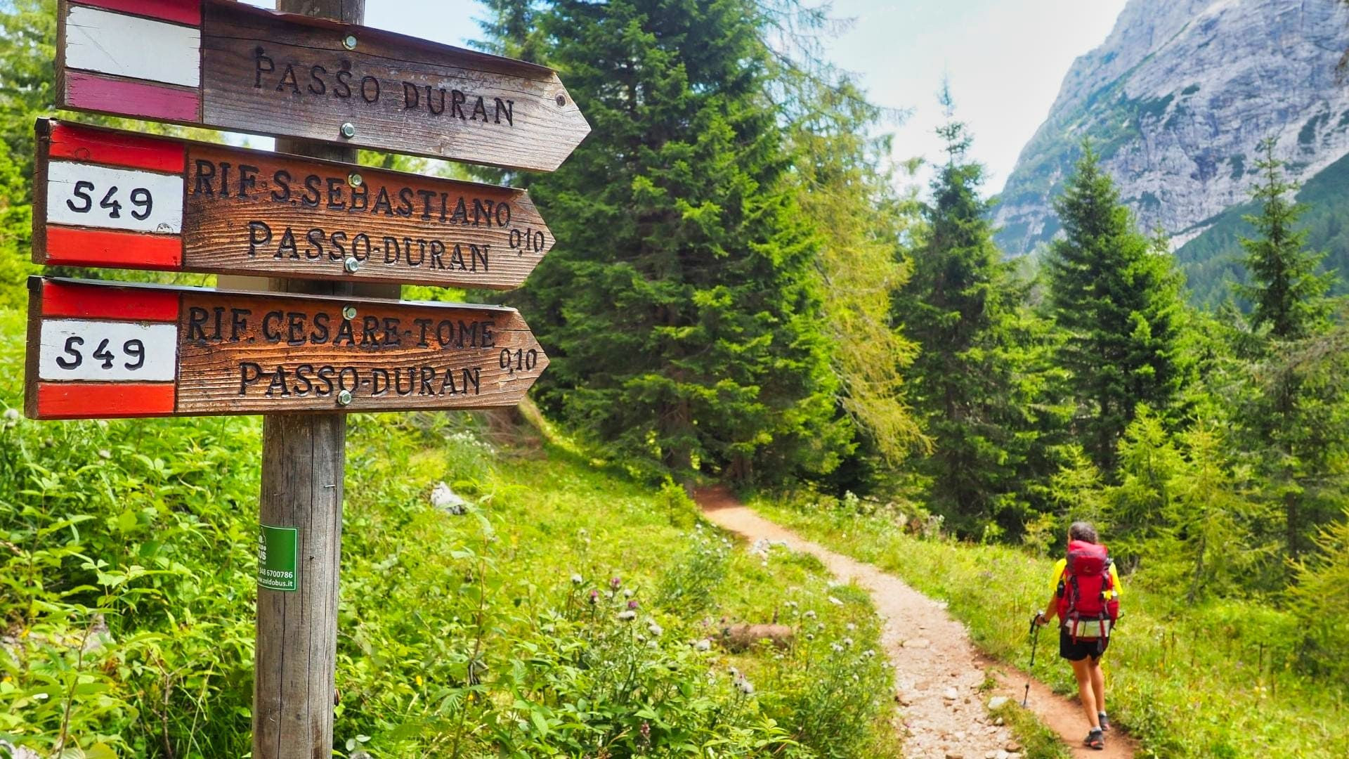 Panneaux de sentier vers le Passo Duran - Dolomites - Italie © Thomas Praire