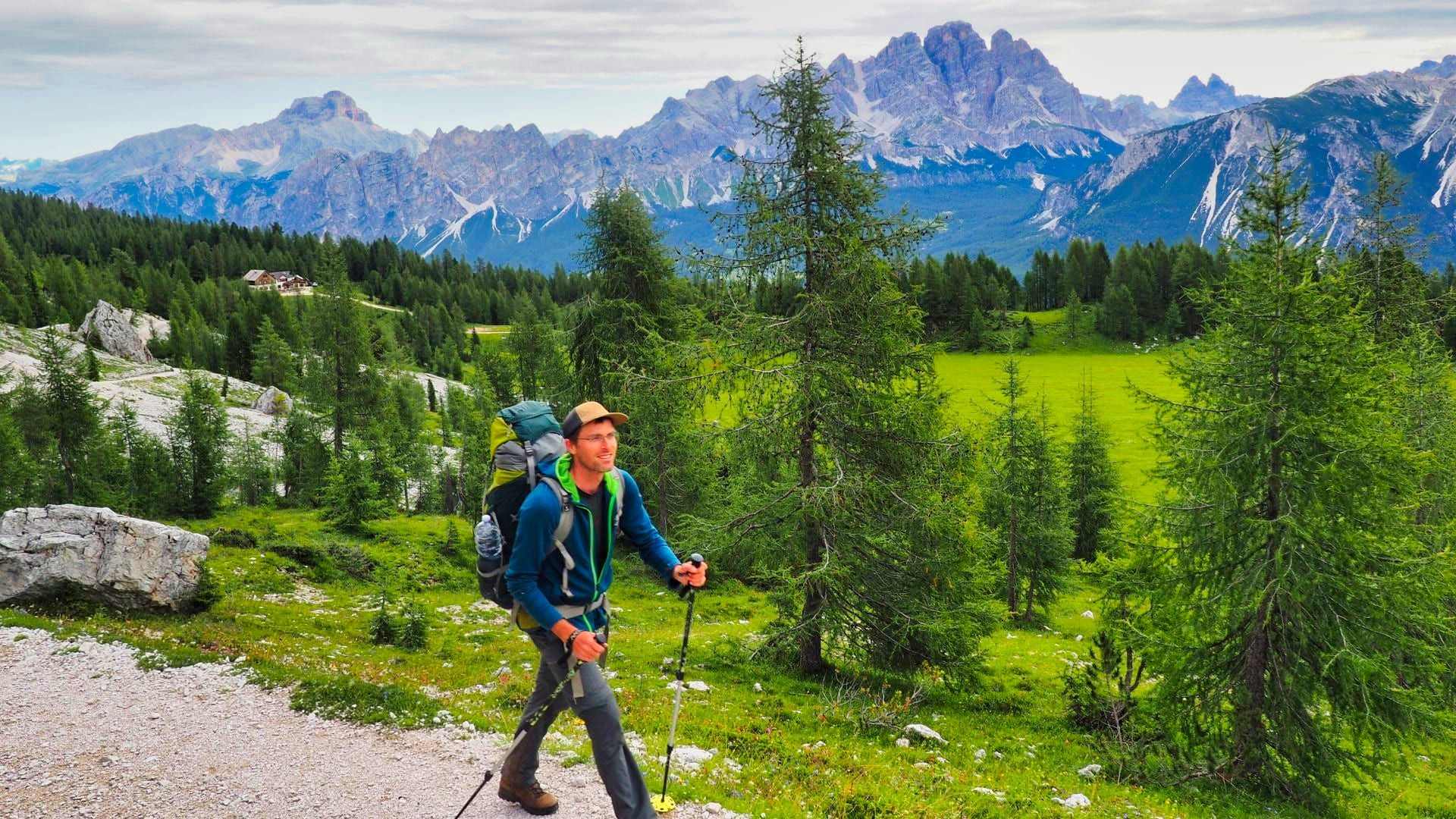 Randonneur vers la Forcella Ambrizolla - Dolomites - Italie © Thomas Praire