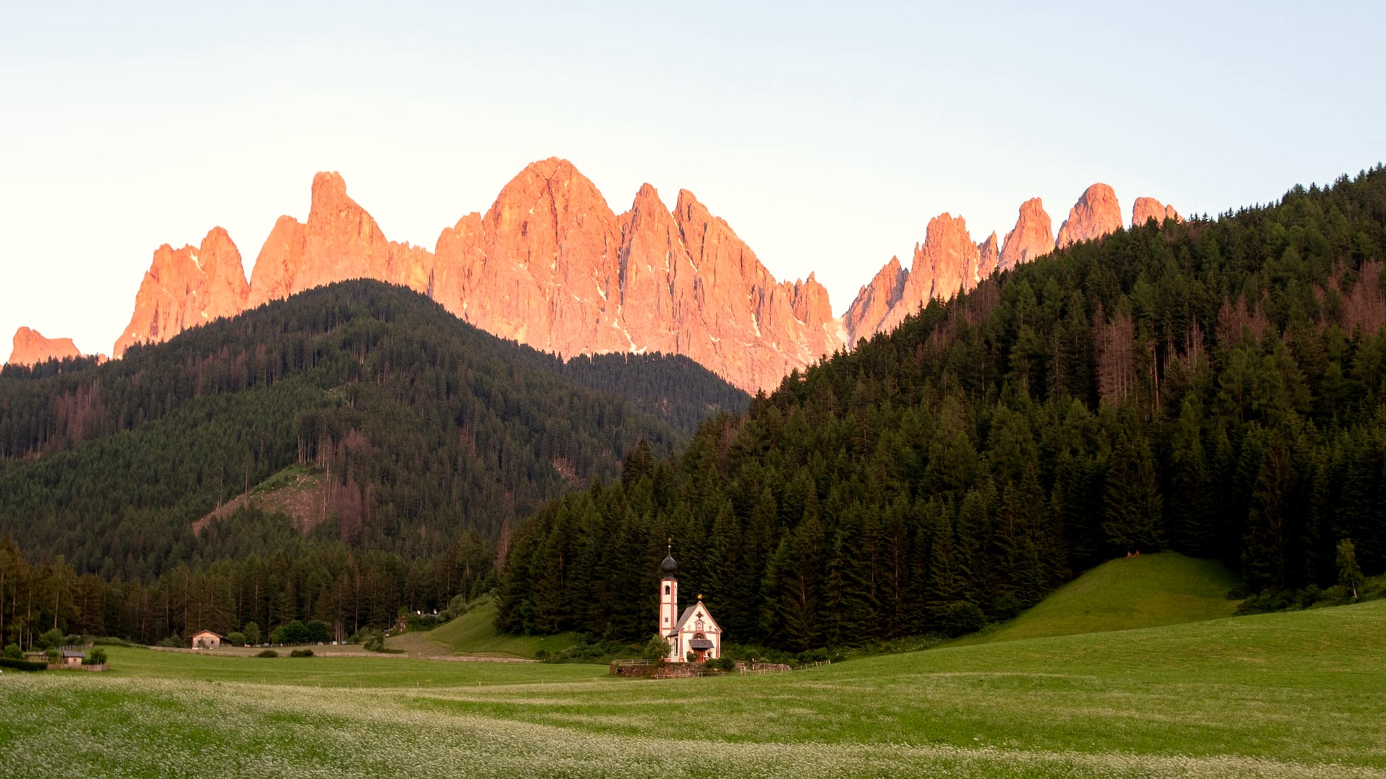 Enrosadira sur les parois du groupe des Odle - Val di Funes - Dolomites, Italie