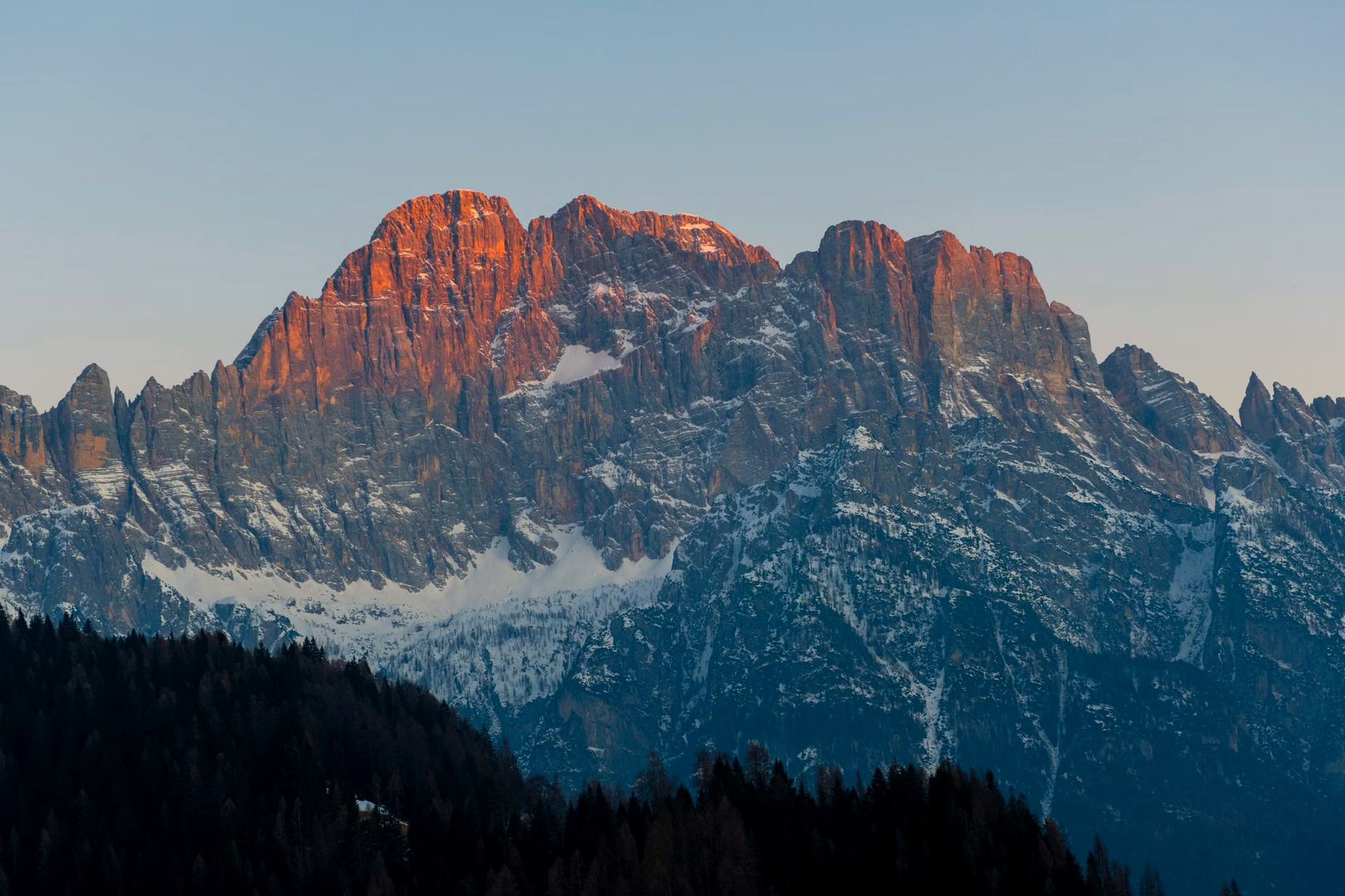 Embrasement rouge des parois de la Civetta au crépuscule - Dolomites, Italie