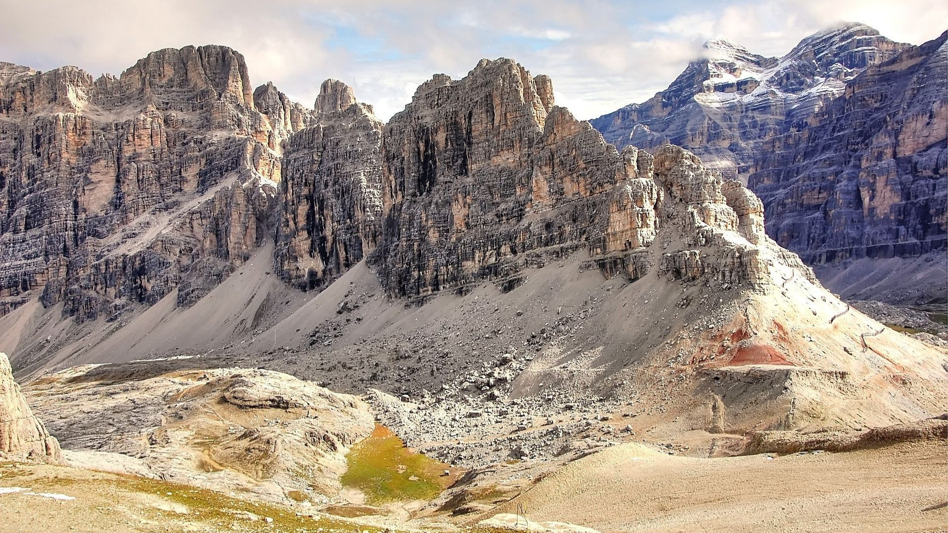 Parois de dolomie pâle et couches sédimentaires - Forcella Averau - Dolomites, Italie