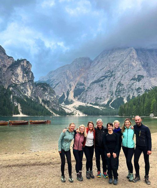 Groupe de randonneurs au lac de Braies - Dolomites - Italie (2)