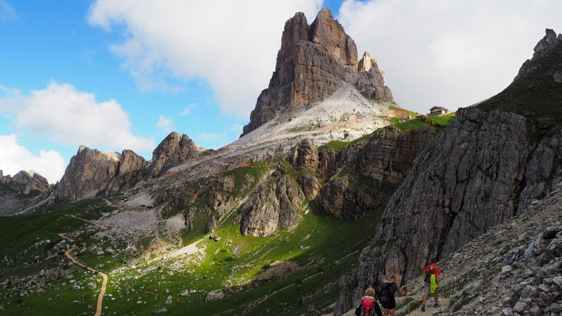 Randonneurs sous la tour rocheuse de l'Averau - Dolomites - Italie