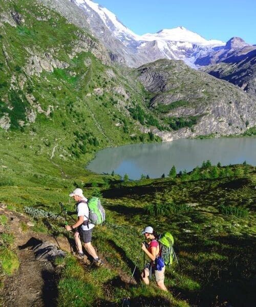 Randonneurs au bord d'un lac de montagne - Alpes