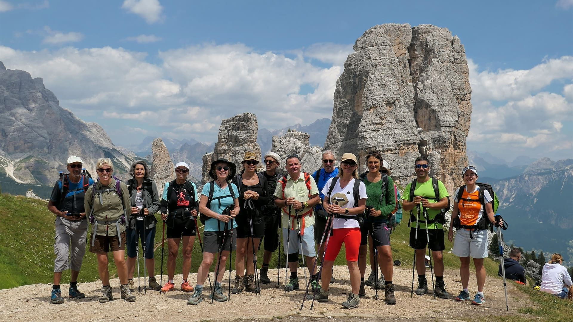Groupe de randonneurs devant les Cinque Torri - Dolomites - Italie © Beatrix Voigt