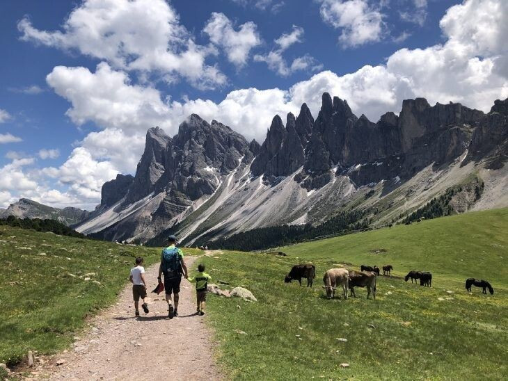 Randonneurs près de Brogles au pied des Odle - Dolomites - Italie