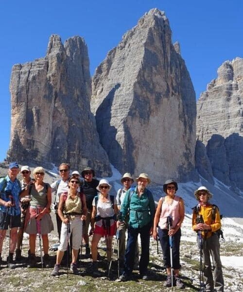 Groupe de randonneurs devant les Tre Cime di Lavaredo - Dolomites - Italie
