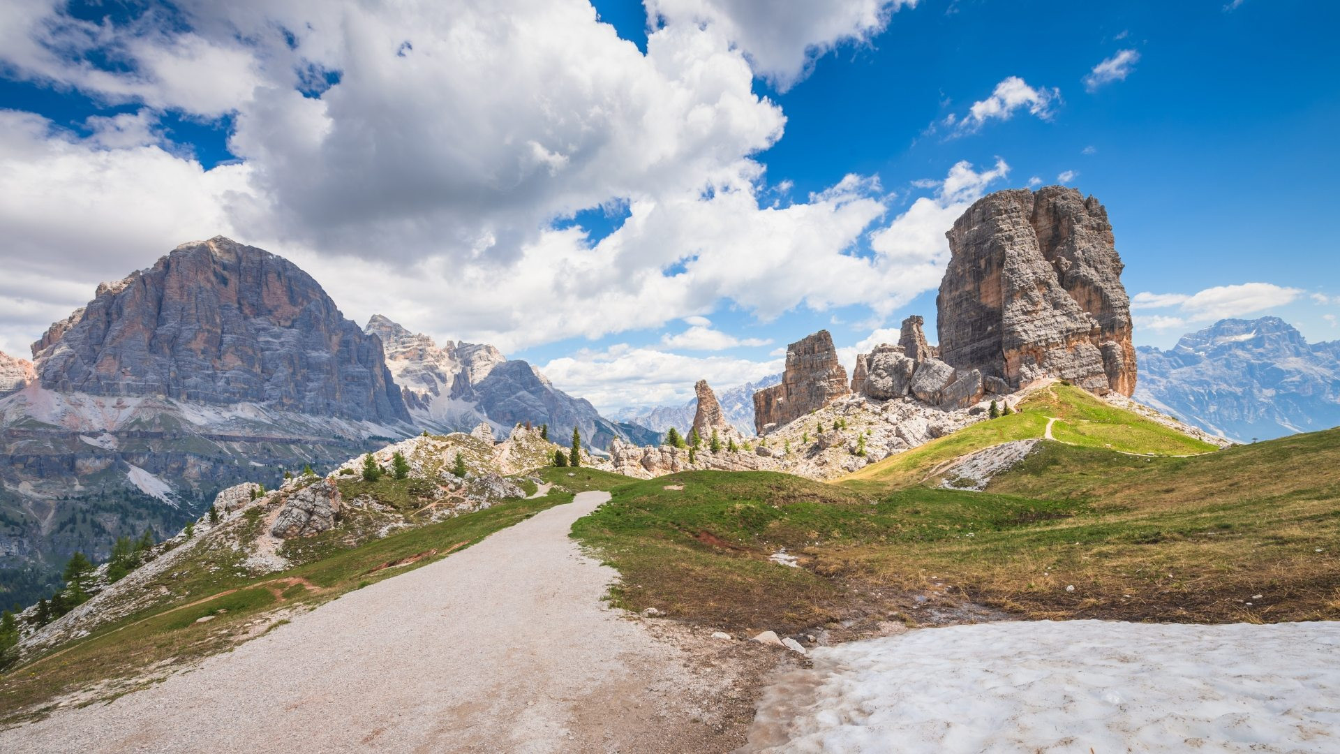 Sentier vers les Cinque Torri face au Tofane - Dolomites - Italie