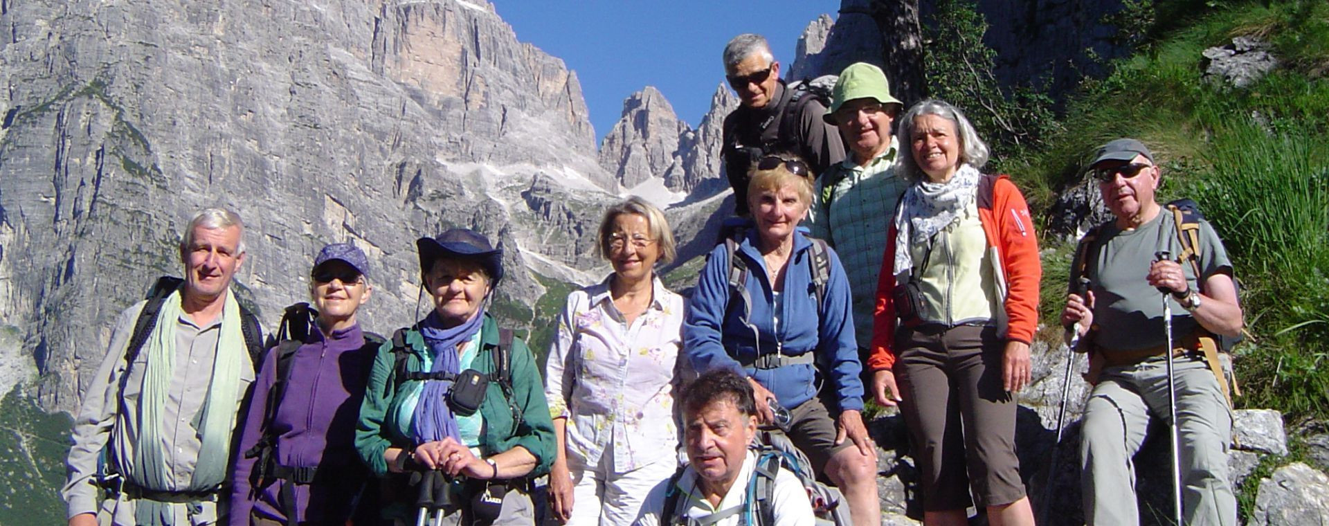 Groupe de randonneurs devant les Dolomites de Brenta - Italie