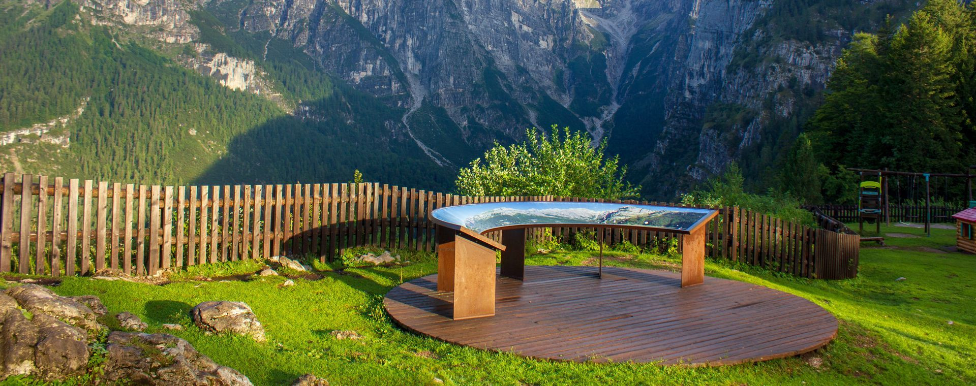 Table d'orientation panoramique face aux Dolomites - Italie