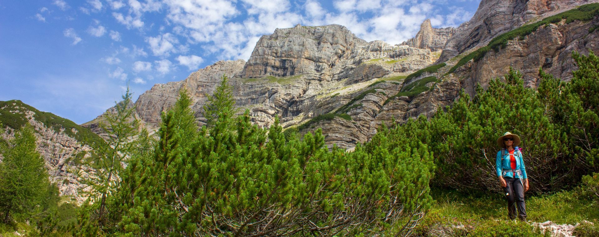 Randonneuse au pied des Dolomites de Brenta - Italie