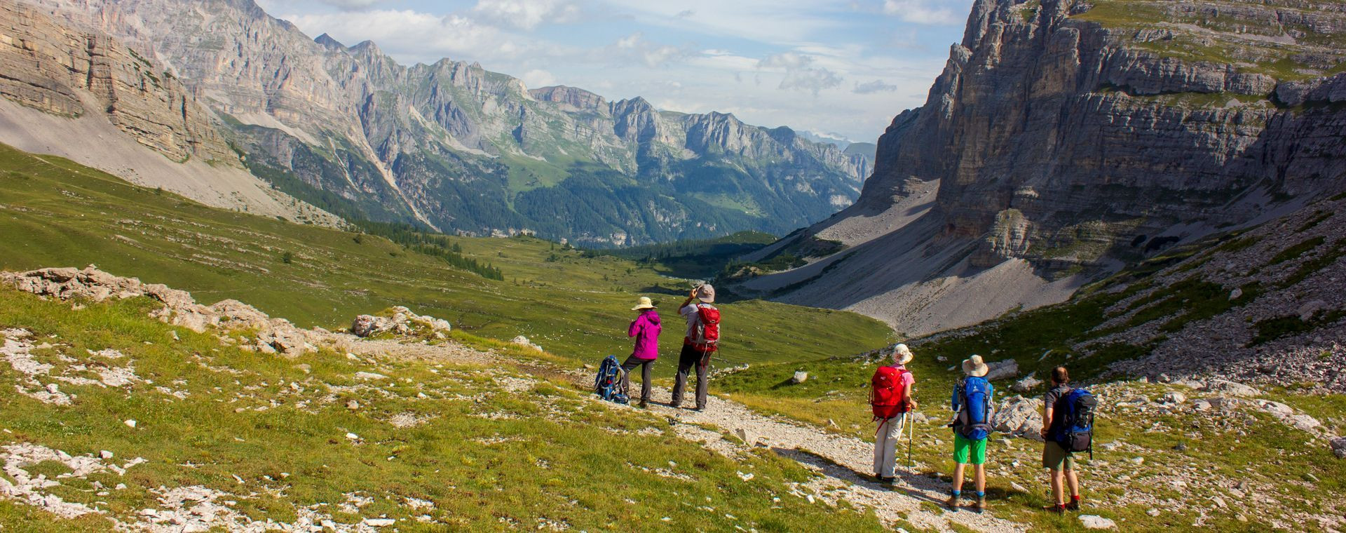 Randonneurs face aux Dolomites de Brenta - Trentin, Italie