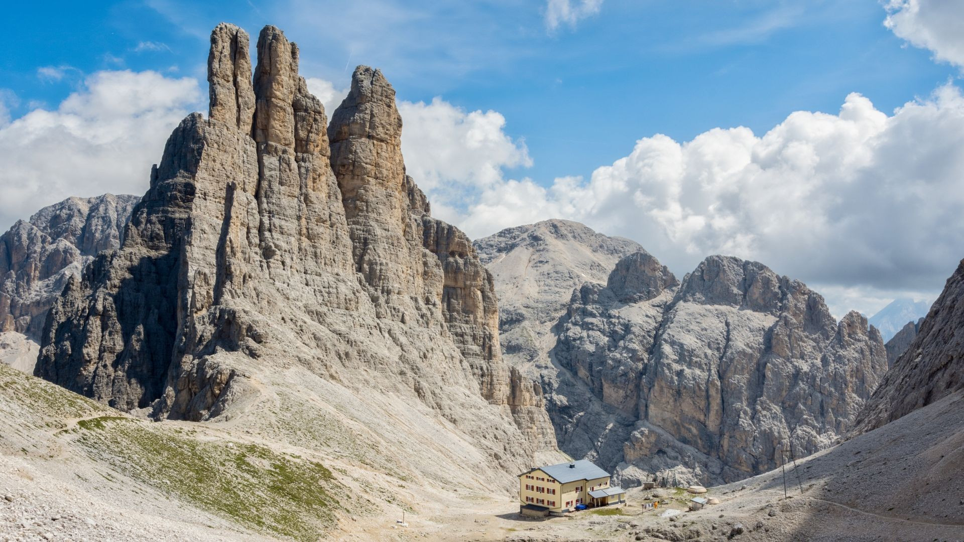 Tours du Vajolet et refuge au cœur du Catinaccio - Dolomites, Italie