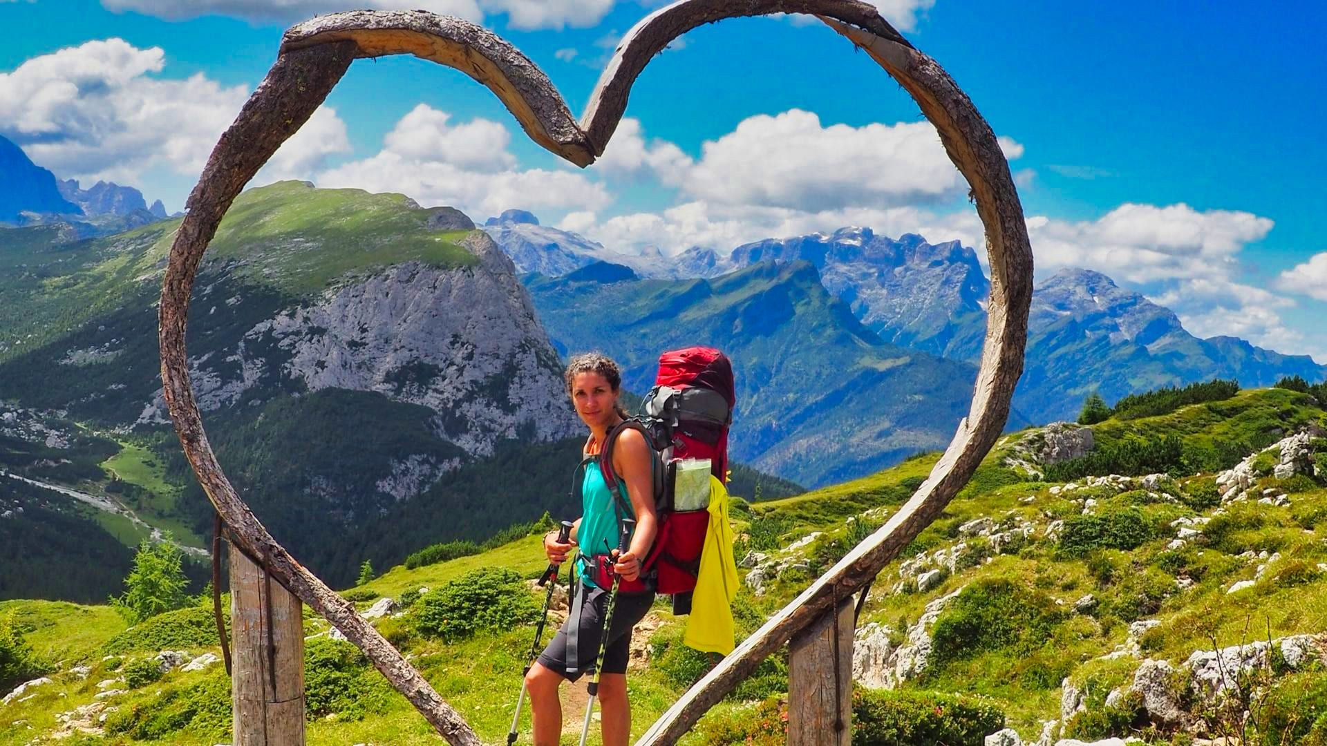 Randonneuse sous une arche en cœur - Dolomites - Italie © Thomas Praire