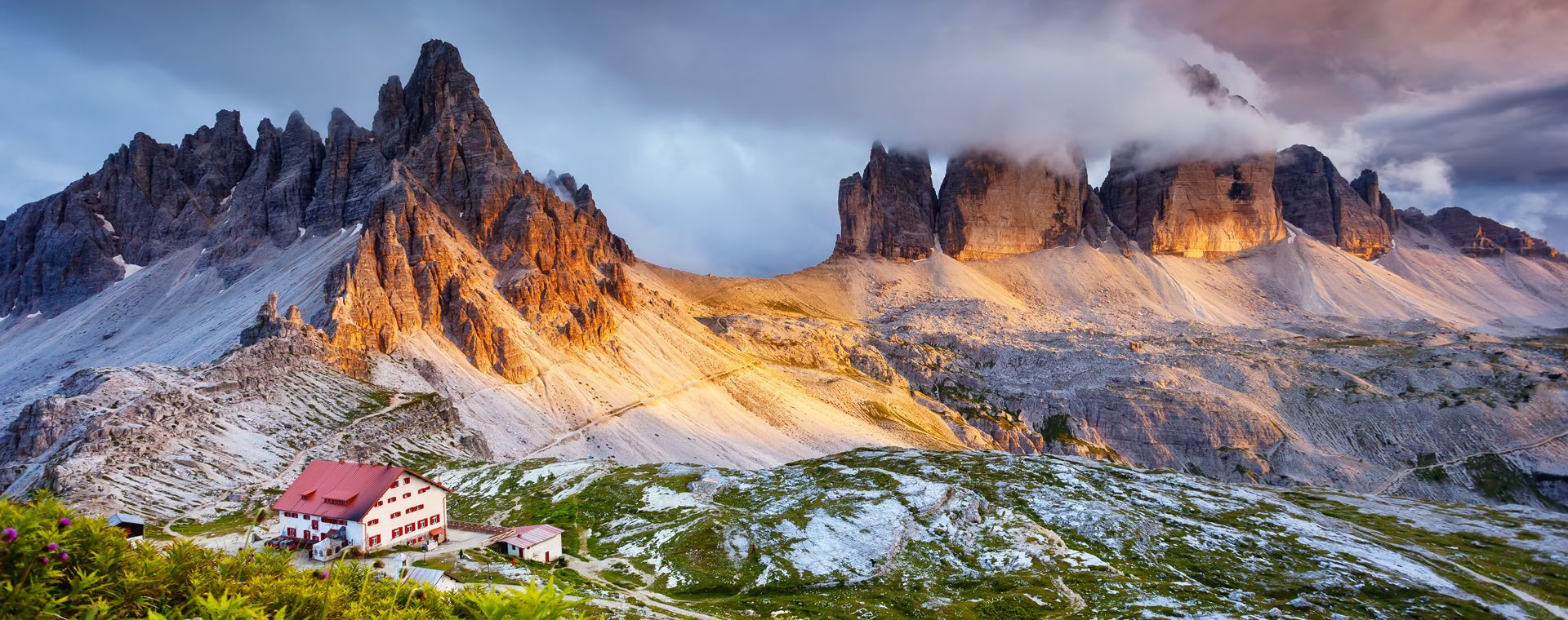 Refuge Locatelli au pied des Tre Cime au crépuscule - Dolomites, Italie