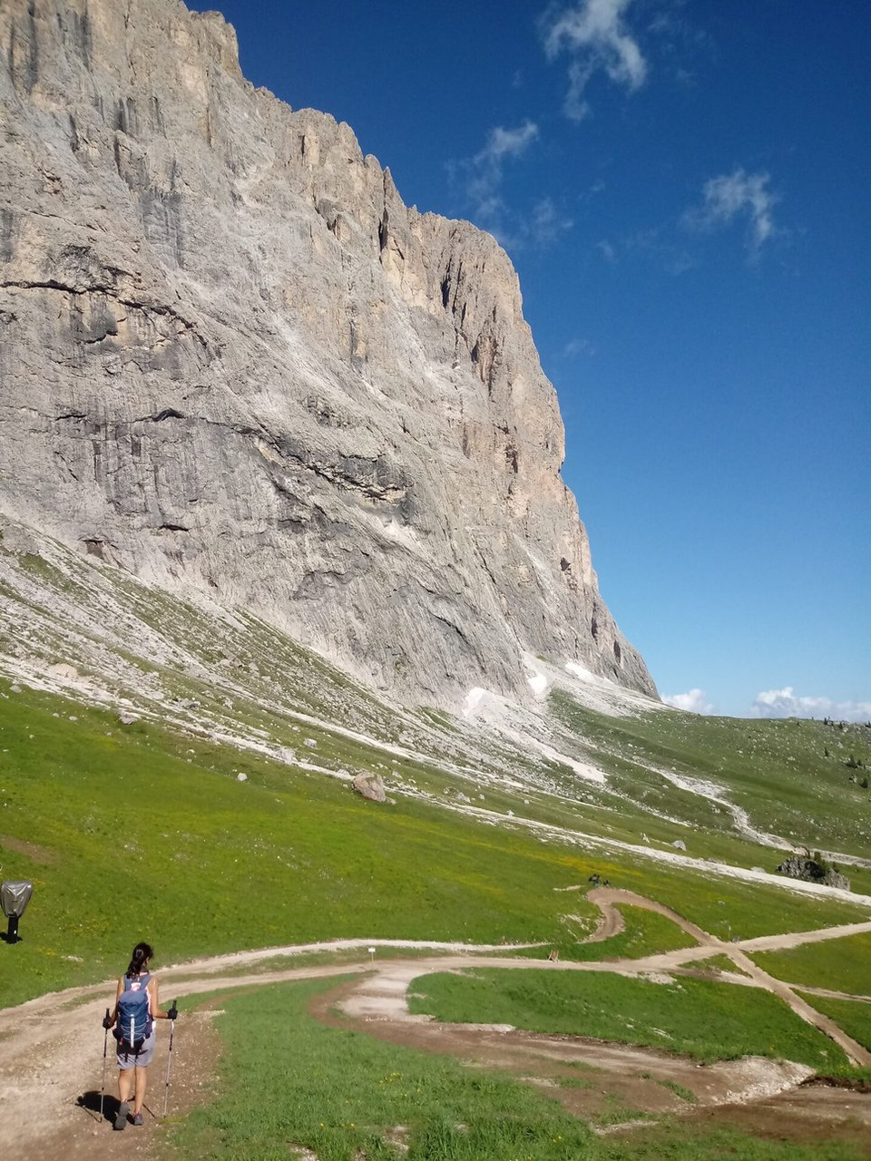 Randonneuse au pied d'une paroi rocheuse - Passo Sella - Dolomites - Italie