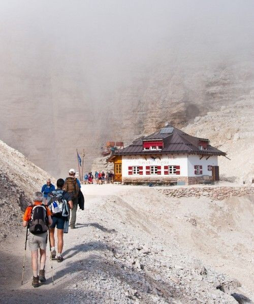Refuge du Pordoi - Massif du Sella - Dolomites - Italie