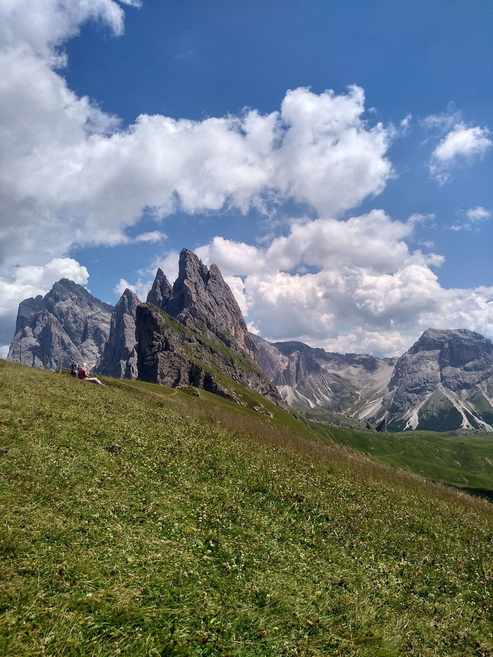 Randonneurs sous les Odle à Seceda - Dolomites - Italie © Anna Voli