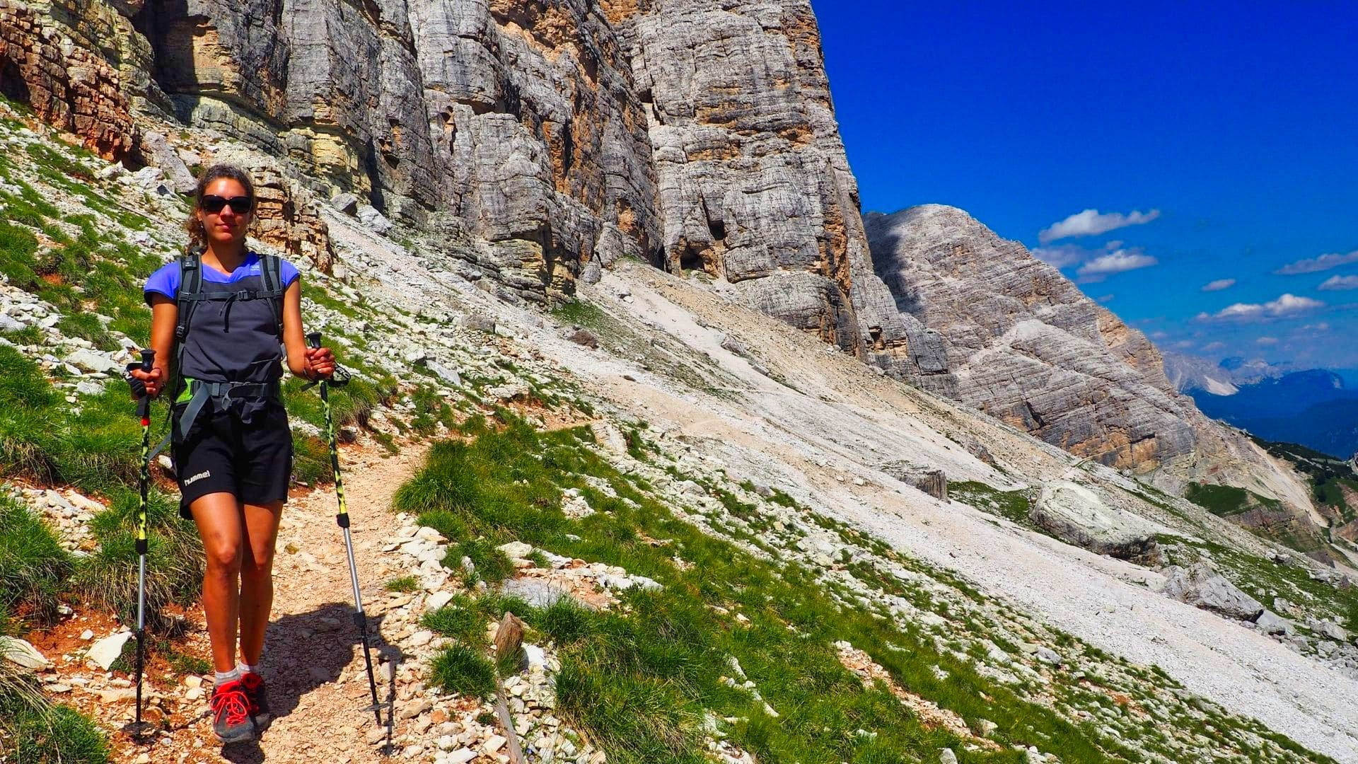Randonneuse sous la Tofana di Rozes sur l'Alta Via 1 - Dolomites - Italie © Thomas Praire