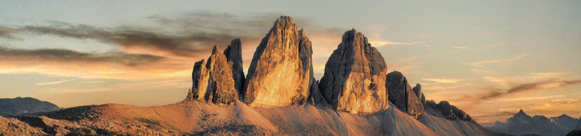 Tre Cime di Lavaredo embrasées au coucher du soleil - Dolomites, Italie